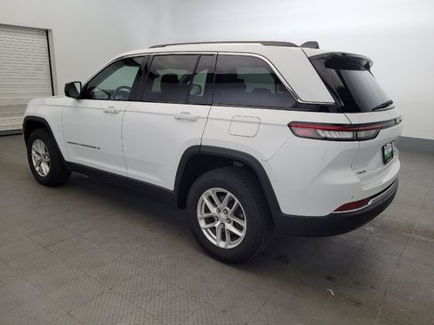 Used 2022 Jeep Grand Cherokee Laredo w/ Luxury Tech Group I AWD/4WD image 3