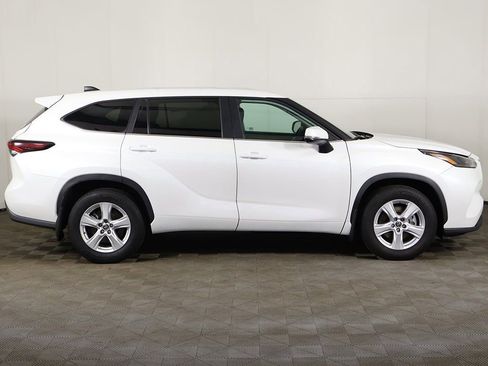 Used 2024 Toyota Highlander LE image 17