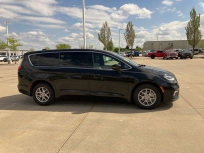 Used 2025 Chrysler Pacifica Select