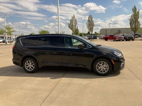 Used 2025 Chrysler Pacifica Select FWD image 1