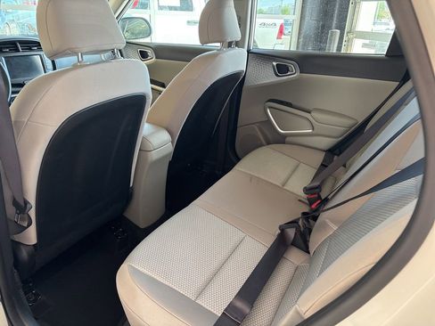 Certified 2025 Kia Soul LX w/ LX Technology Package FWD image 17