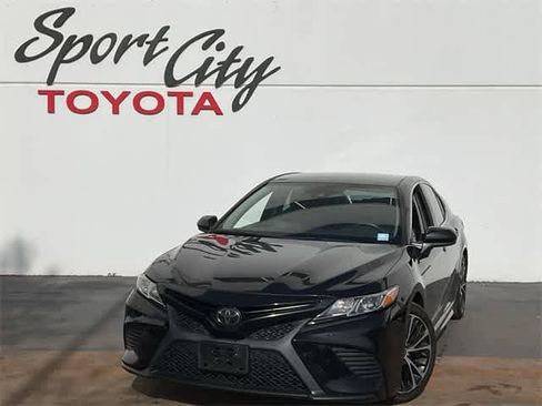 Used 2020 Toyota Camry SE image 1