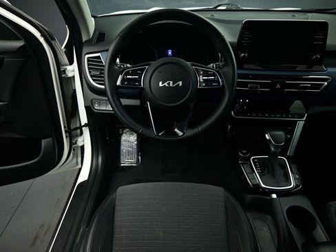 Used 2023 Kia Seltos S image 2