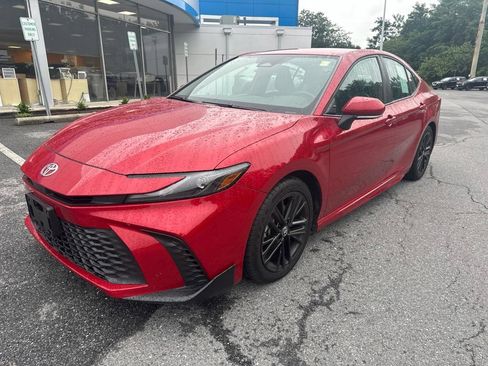 Used 2025 Toyota Camry SE FWD image 1