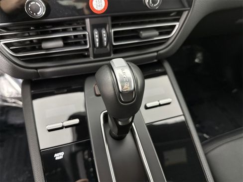 Certified 2025 Porsche Macan image 33