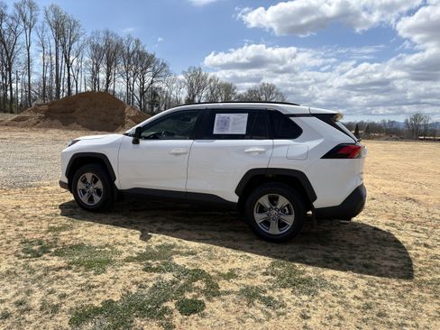 Used 2024 Toyota RAV4 XLE w/ Convenience Package image 5