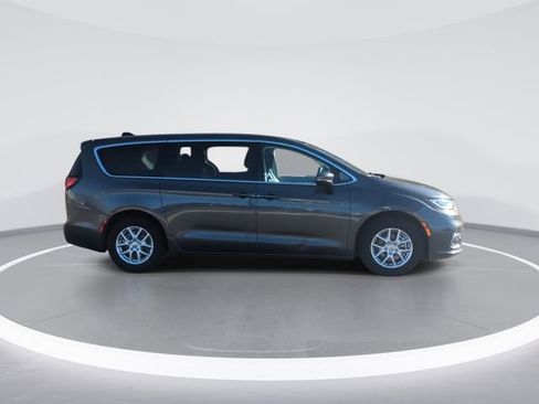 Used 2023 Chrysler Pacifica Touring-L image 12