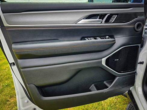 New 2026 Jeep Grand Wagoneer 4WD image 9