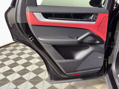 Used 2024 Porsche Cayenne image 34