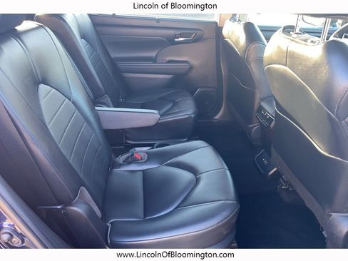 Used 2022 Toyota Highlander XLE image 16