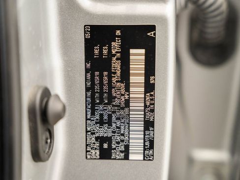 Used 2023 Toyota Highlander LE AWD/4WD image 39