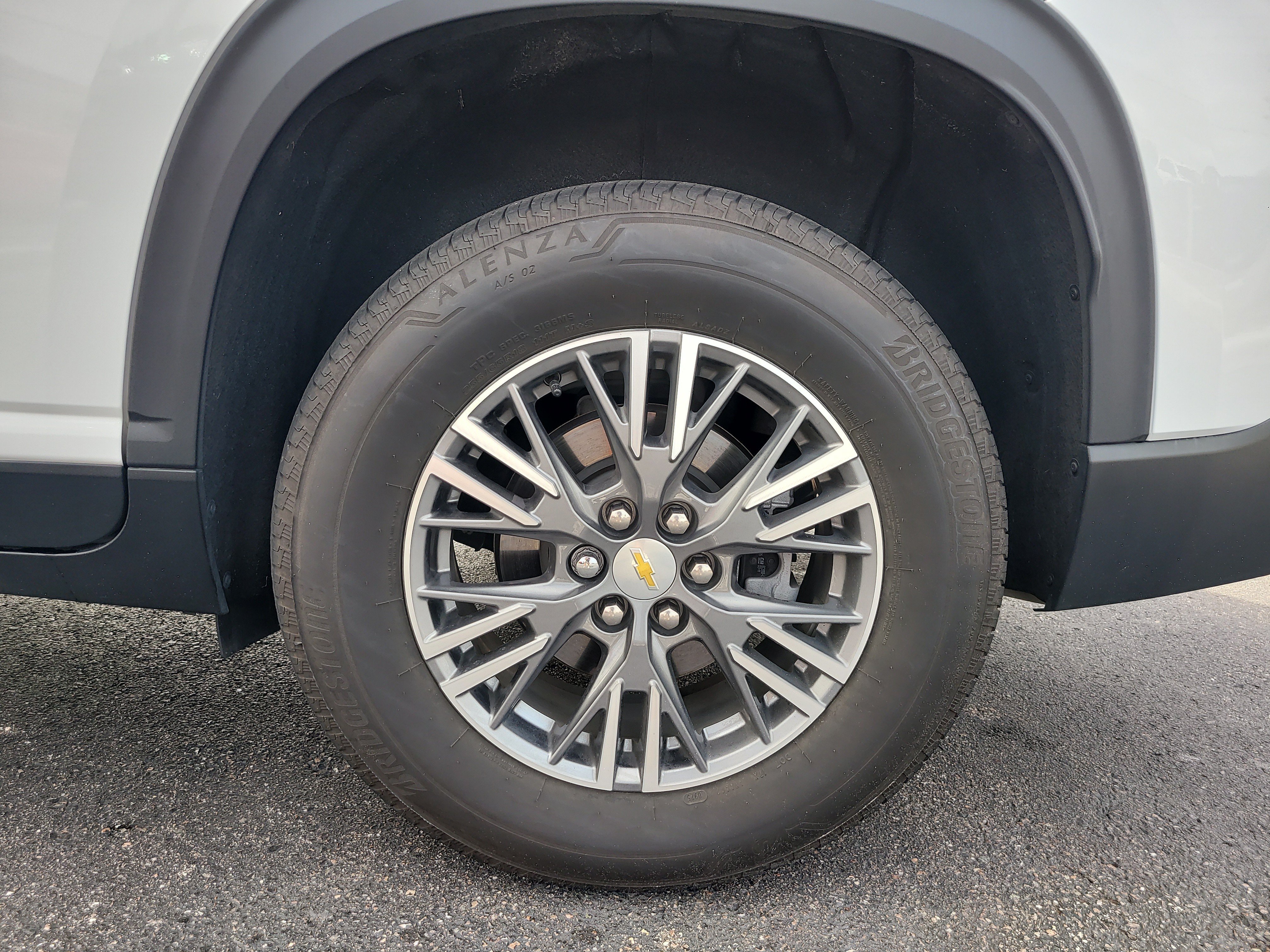 Used 2025 Chevrolet Traverse LT w/ Driver Confidence Package FWD image 8
