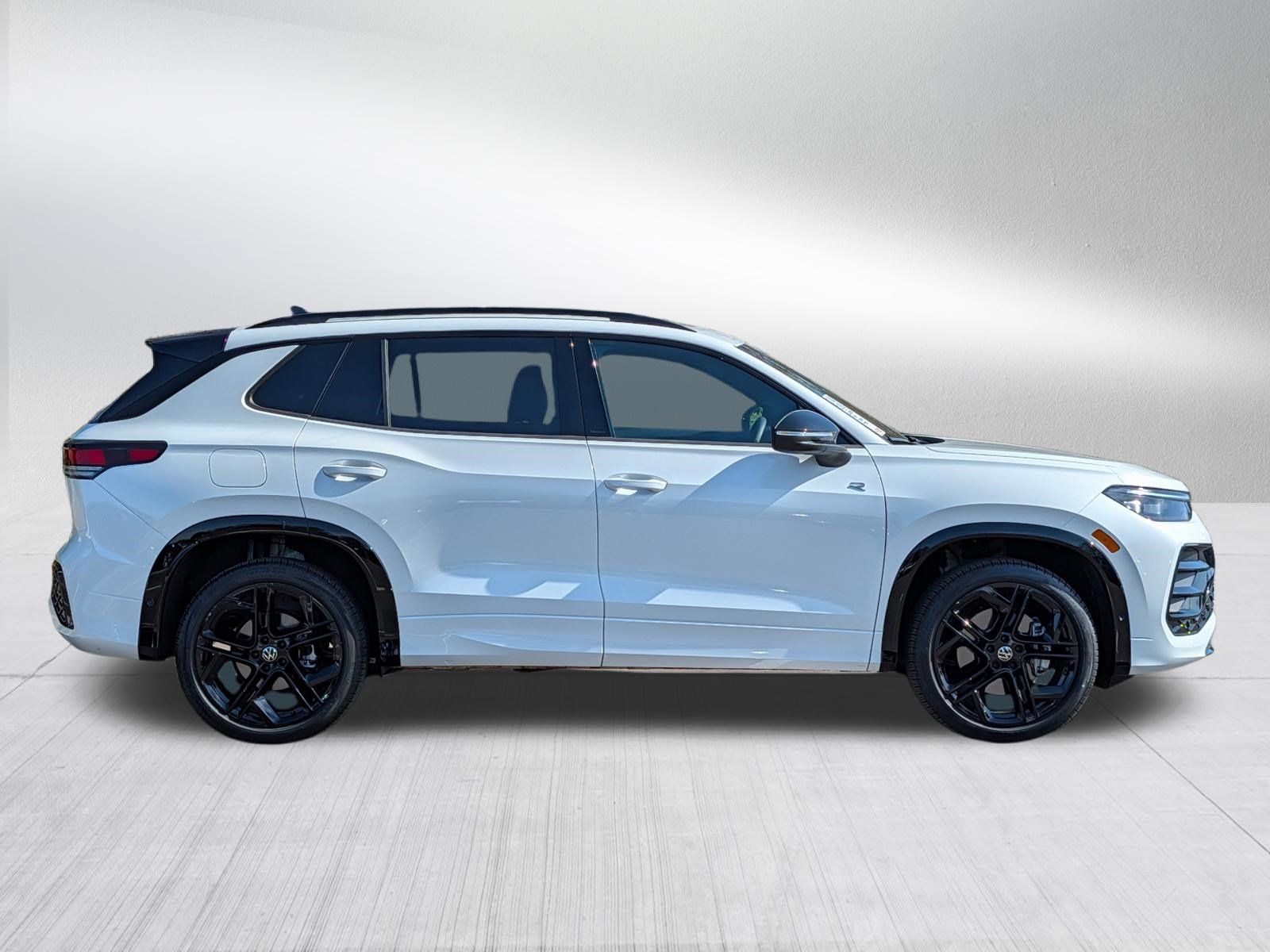 Certified 2026 Volkswagen Tiguan SE R-Line AWD/4WD image 8