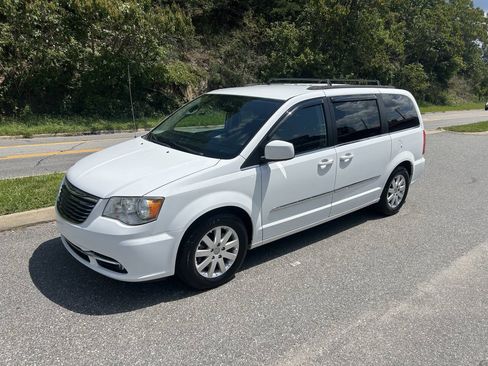 Used 2014 Chrysler Town & Country Touring FWD image 2