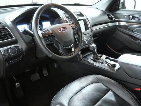 Used 2018 Ford Explorer Limited w/ Equipment Group 301A AWD/4WD image 2