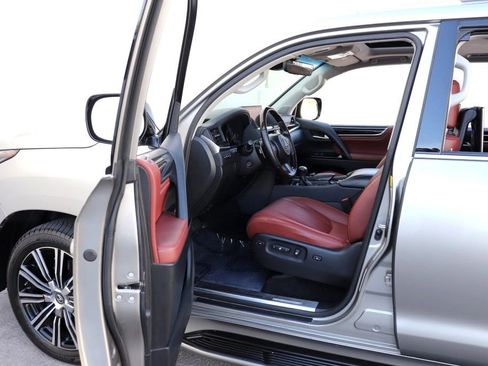 Used 2019 Lexus LX 570 4WD w/ Luxury Package image 2