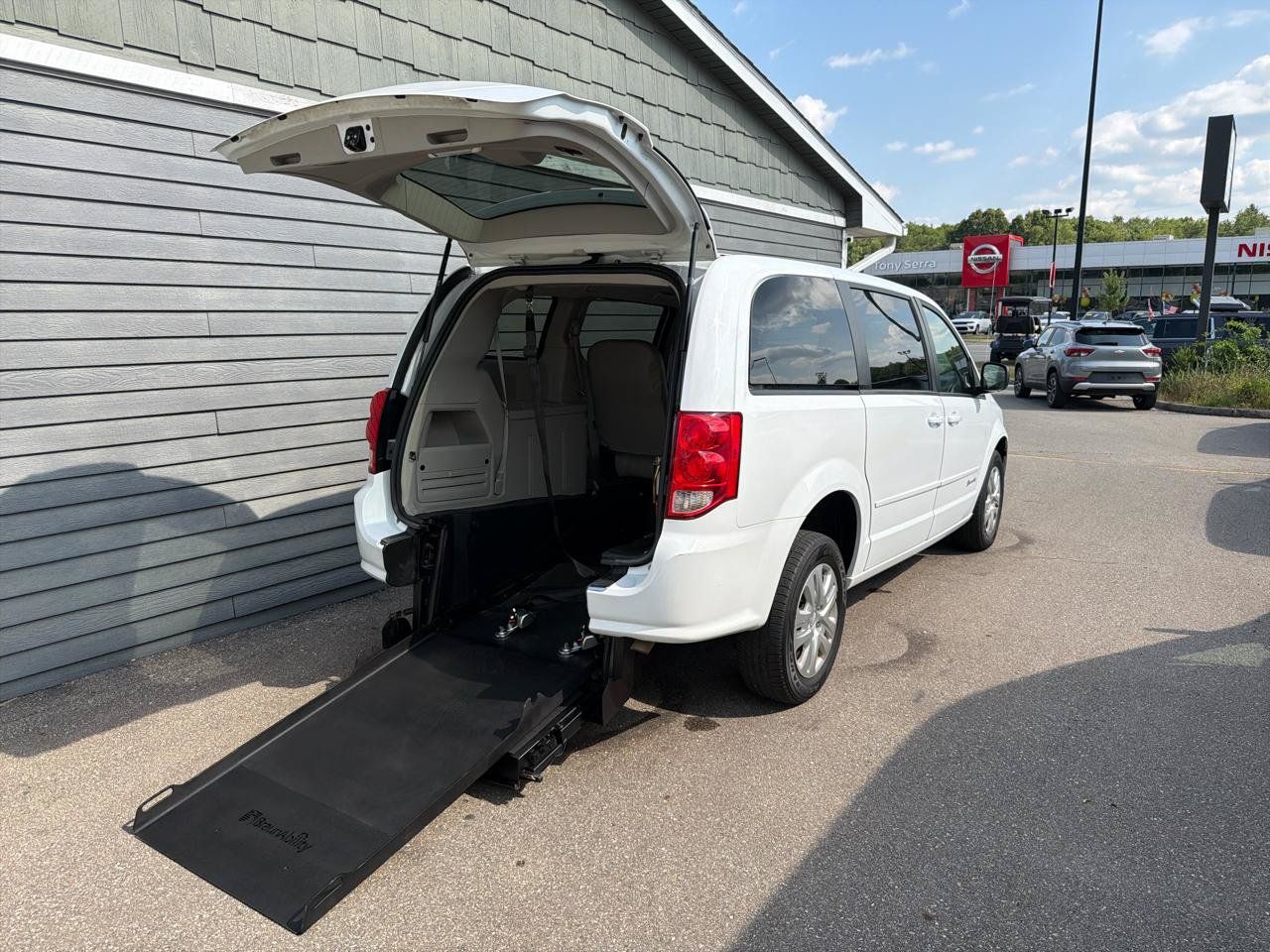 Used 2017 Dodge Grand Caravan SE w/ Power Window Group FWD image 2