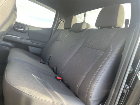 Used 2017 Toyota Tacoma TRD Sport w/ Tow Package (A/T) image 13