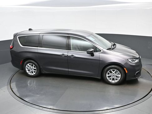 Used 2023 Chrysler Pacifica Touring-L FWD image 42