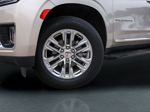 Used 2023 GMC Yukon SLT w/ SLT Luxury Package AWD/4WD image 4