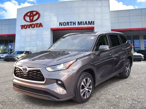 Used 2023 Toyota Highlander XLE FWD image 2