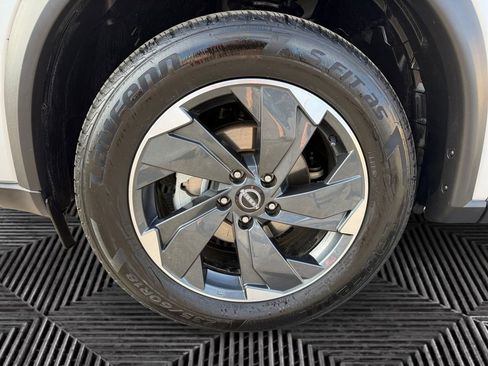 Used 2024 Nissan Rogue SV image 3