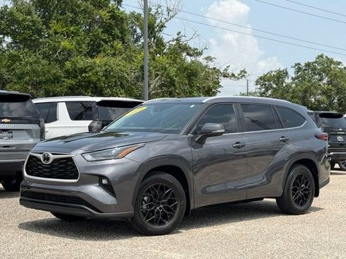 Used 2025 Toyota Highlander XLE FWD image 1