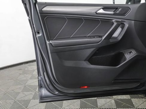 Used 2024 Volkswagen Tiguan SE image 31