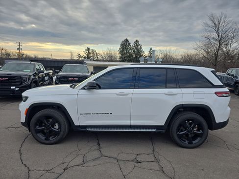 Used 2024 Jeep Grand Cherokee Limited w/ Luxury Tech Group II image 7