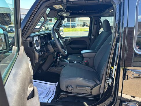Used 2024 Jeep Wrangler Unlimited image 9