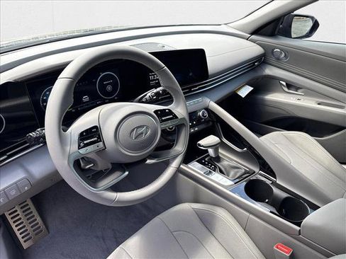 New 2025 Hyundai Elantra SEL image 3