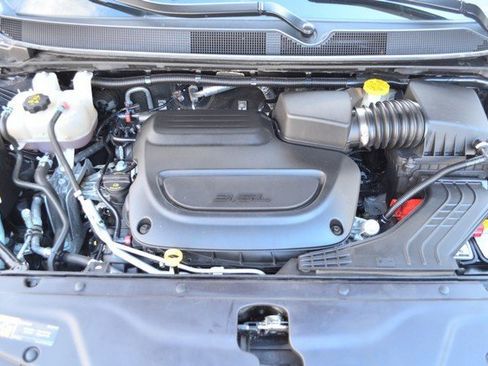 Used 2024 Chrysler Pacifica Touring-L image 38