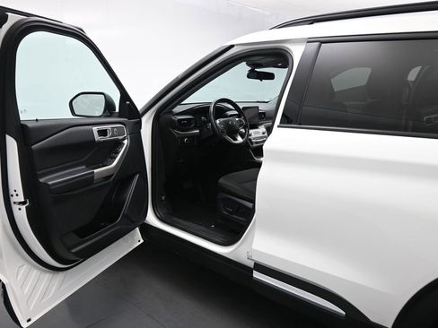 Used 2023 Ford Explorer XLT RWD image 9