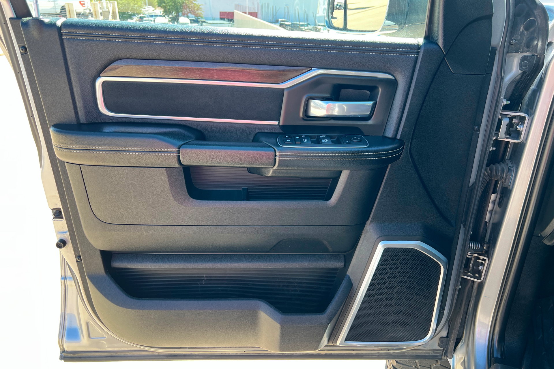 Used 2022 RAM 2500 Laramie w/ Snow Chief Group AWD/4WD image 14