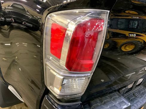 Used 2020 Toyota Tacoma TRD Sport image 28