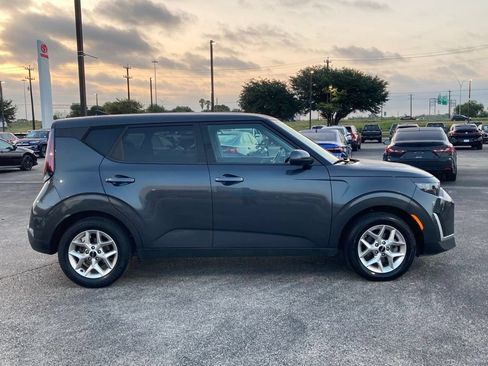 Used 2024 Kia Soul LX w/ Option Group 015 FWD image 4