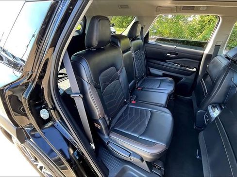 Used 2024 Nissan Pathfinder Platinum w/ Cargo Package image 27