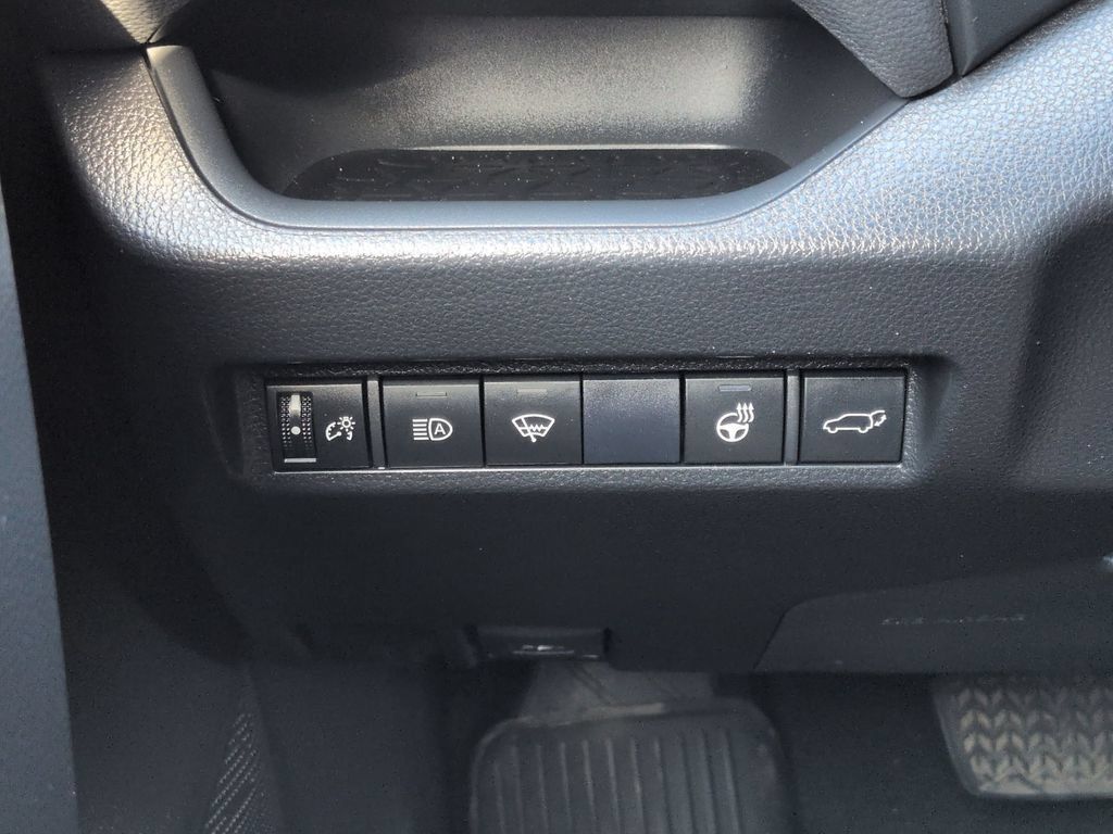 Used 2021 Toyota RAV4 XLE Premium AWD/4WD image 22