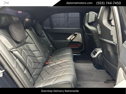 Used 2024 BMW i7 xDrive60 image 21