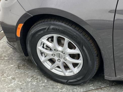 Used 2023 Chrysler Pacifica Touring-L FWD image 31