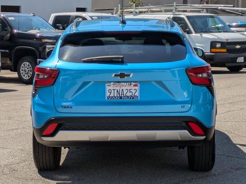 Used 2025 Chevrolet Trax LT w/ LPO, Blackout Package image 6