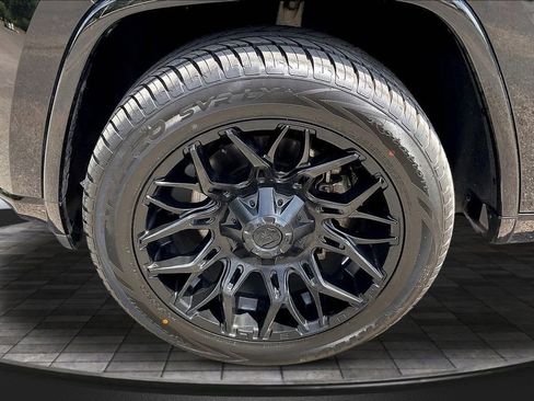 Used 2021 Jeep Grand Cherokee Laredo X AWD/4WD image 9