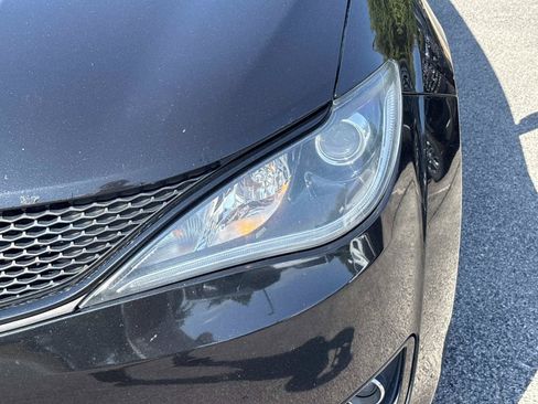 Used 2018 Chrysler Pacifica Touring-L w/ Premium Audio Group FWD image 11