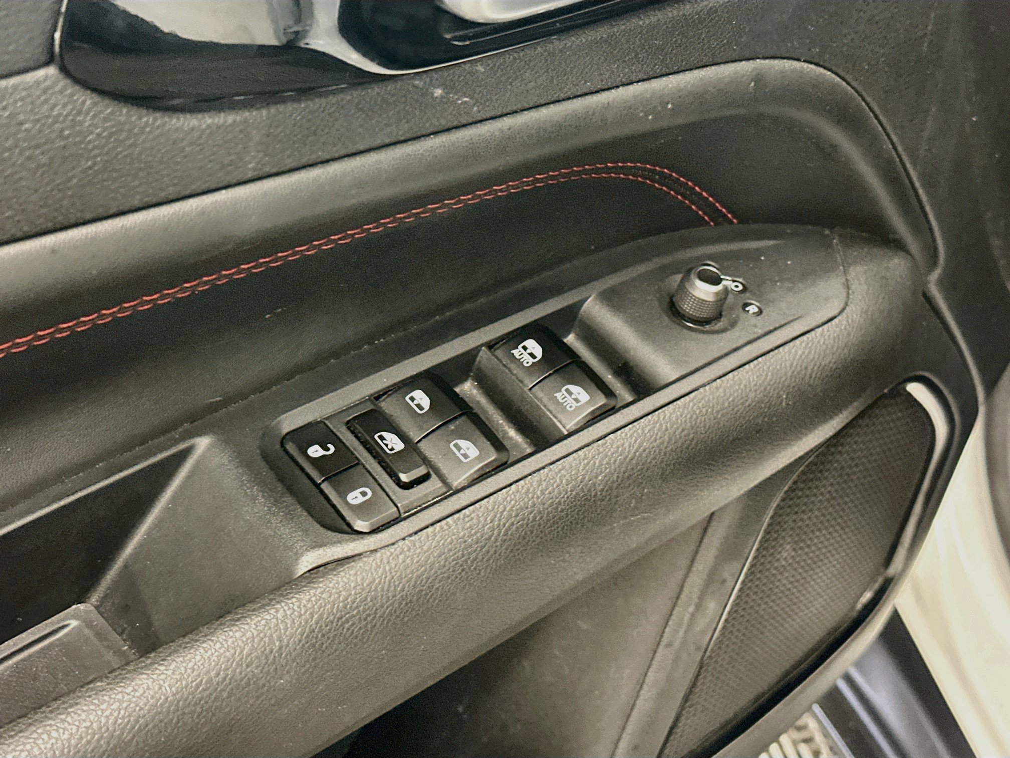 Used 2025 Jeep Compass Trailhawk AWD/4WD image 15