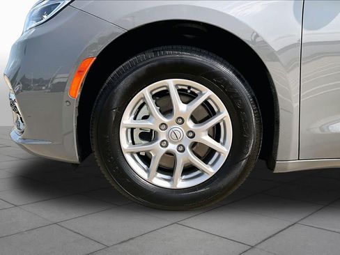 Used 2025 Chrysler Pacifica Select FWD image 10