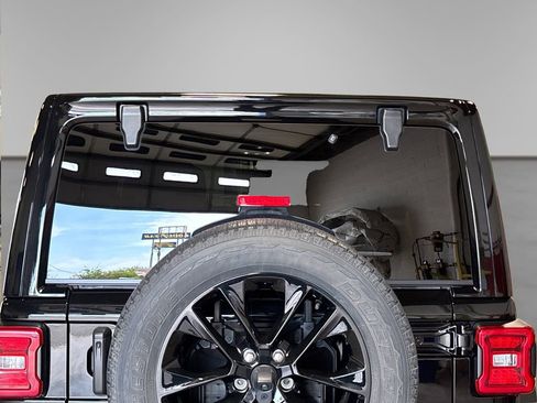 Used 2022 Jeep Wrangler Unlimited Sahara w/ Cold Weather Group AWD/4WD image 17