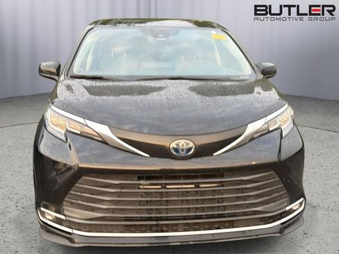Used 2023 Toyota Sienna XLE FWD image 5