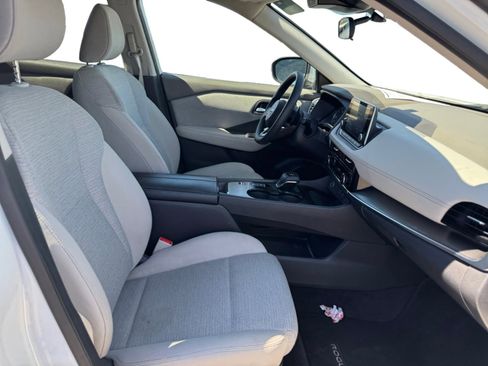 Used 2023 Nissan Rogue SV image 16