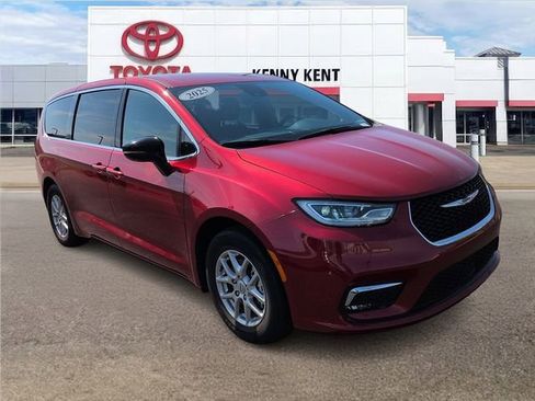 Used 2025 Chrysler Pacifica Select image 1