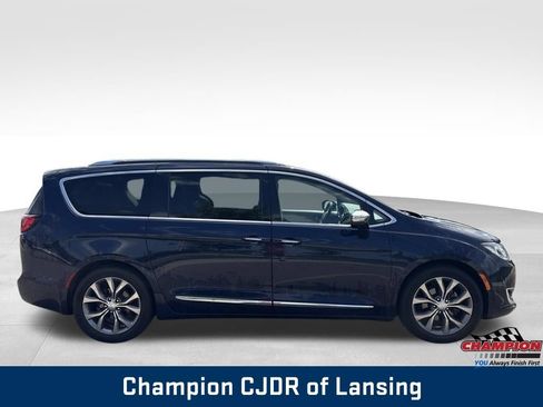 Used 2019 Chrysler Pacifica Limited w/ Tire & Wheel Group FWD image 8